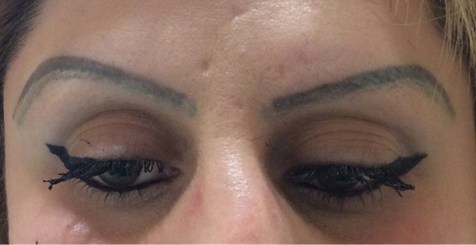 Régi sminktetoválás korrekció előtt, megváltozott arc és elöregedett szemöldökforma