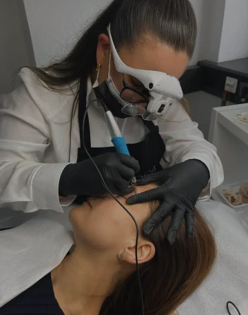 A tetoválás napján Nadorfi Dorottya PMU szemöldök tetováló