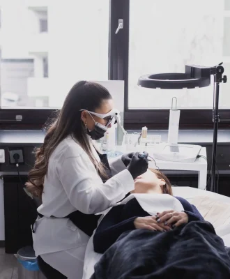 Nádorfi Dorottya szemöldök tetováló művész szalon